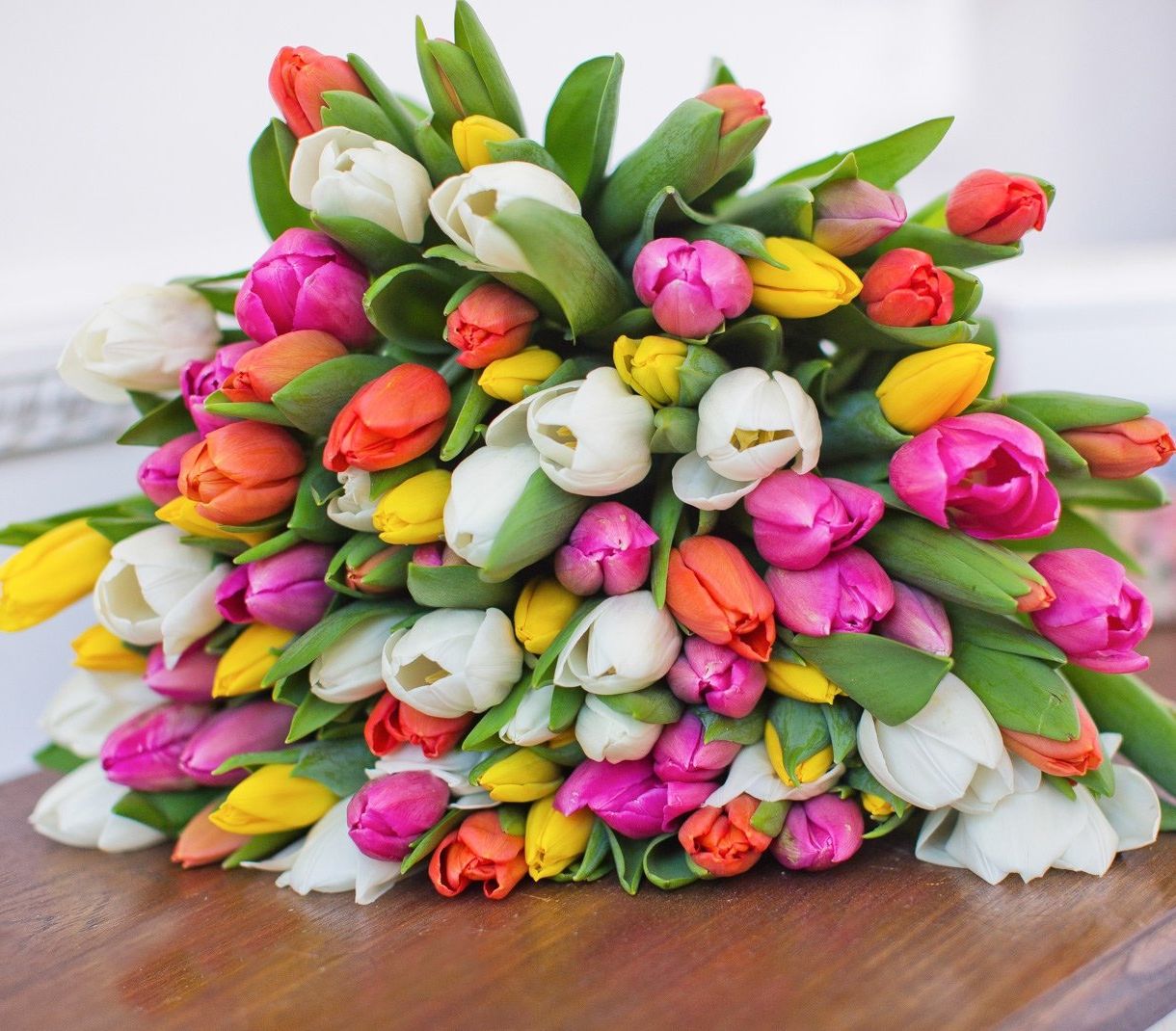 корпоративная композиция с розами и хризантемами для офиса в Владимире