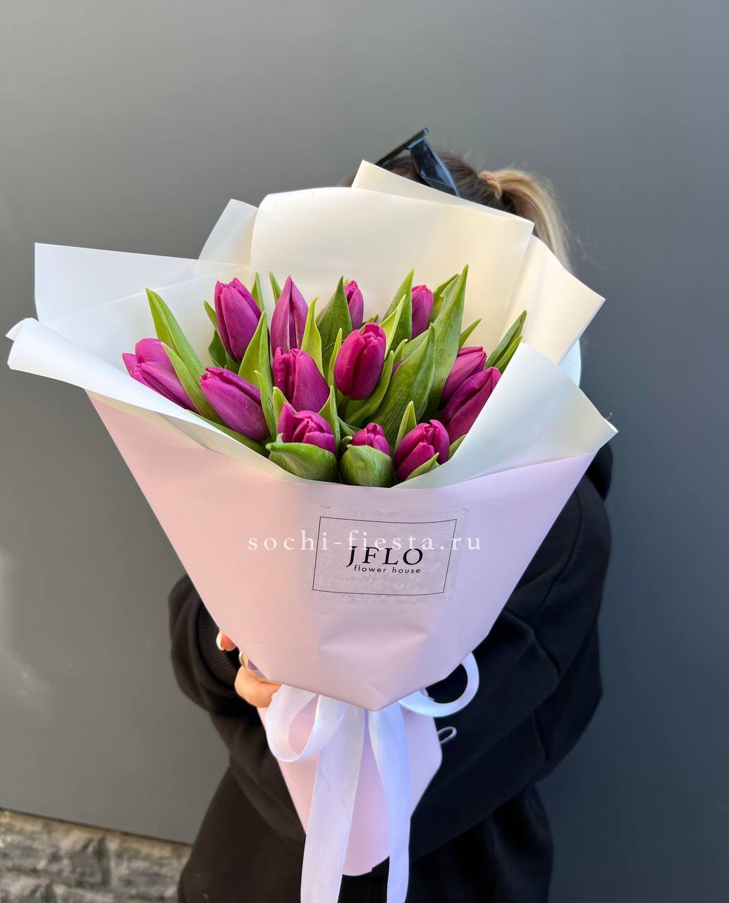 видовой каталог с розами и пионами в студии флористики в Владимире