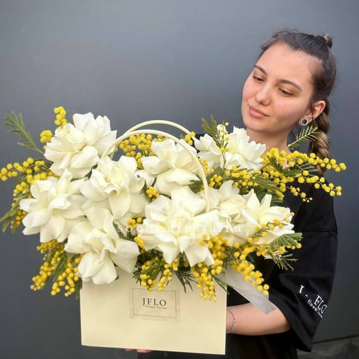 Французские Розы и мимоза  в сумочке  в Владимире