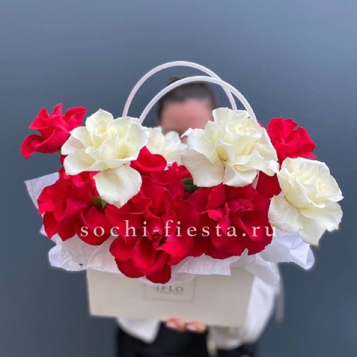 Сумочка  красных и белых роз в Владимире