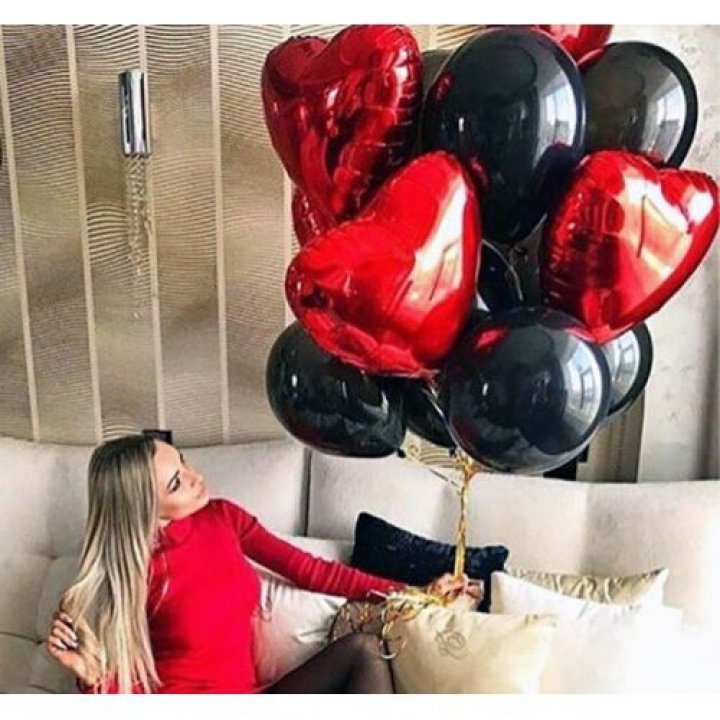 Фонтан из красных сердец с чёрными шарами  в Владимире