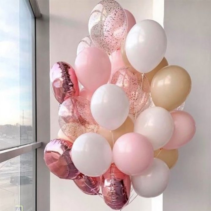 Фонтан шаров розового и белого цветов в Владимире