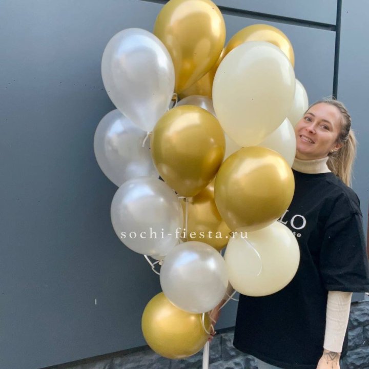 Облако шаров из белого и золотого оттенков в Владимире