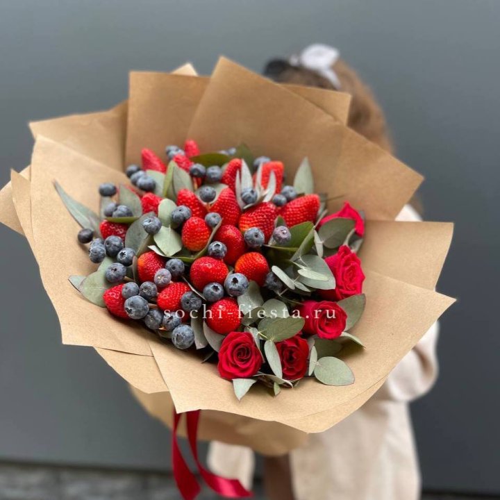 Клубника и голубика с цветами в Владимире