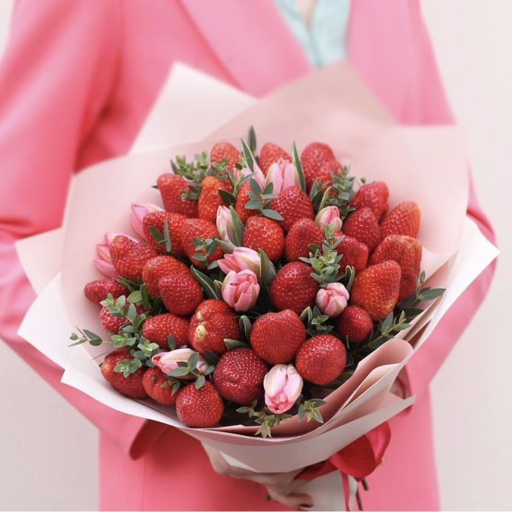 Тюльпаны и клубника в Владимире