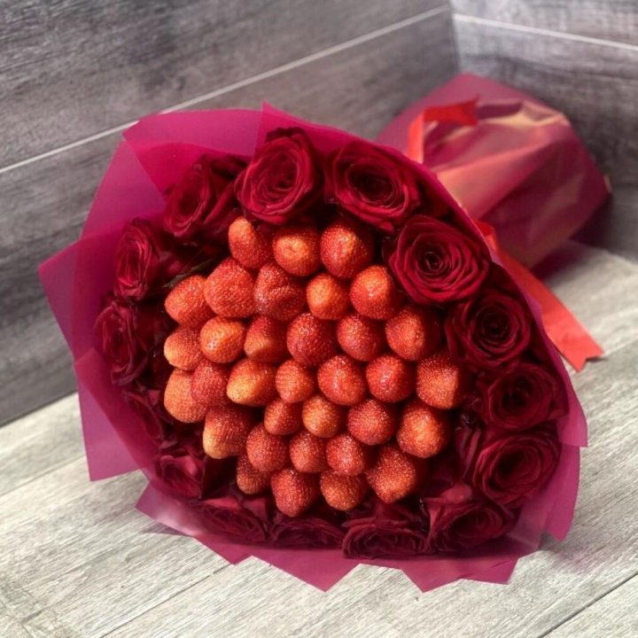 Клубничный букет с розами в Владимире