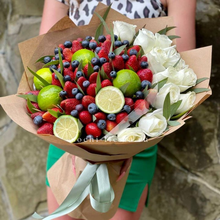 Ягодно-цитрусовый букет с розами в Владимире