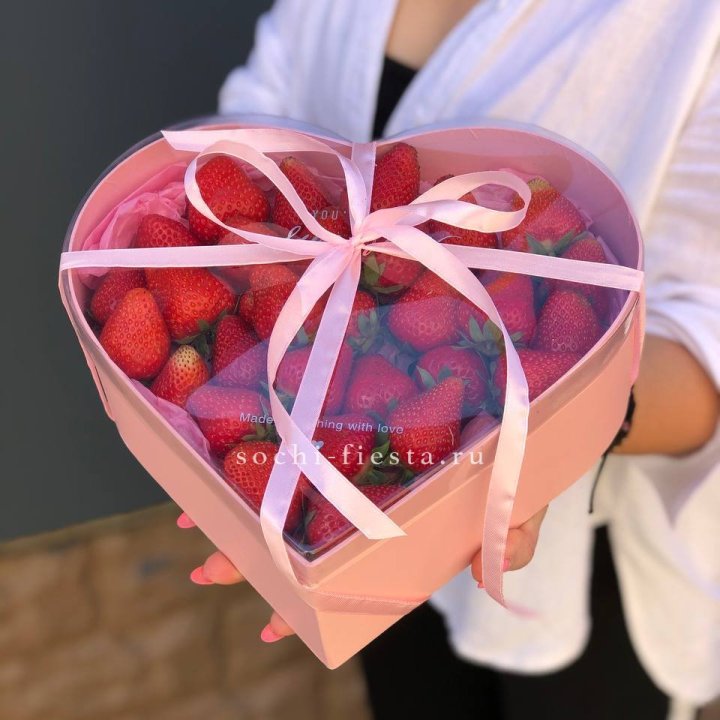 Коробочка сердце  с клубникой в Владимире