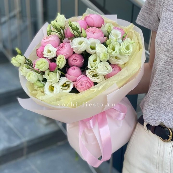 Букет кустовых роз с эустомой в Владимире