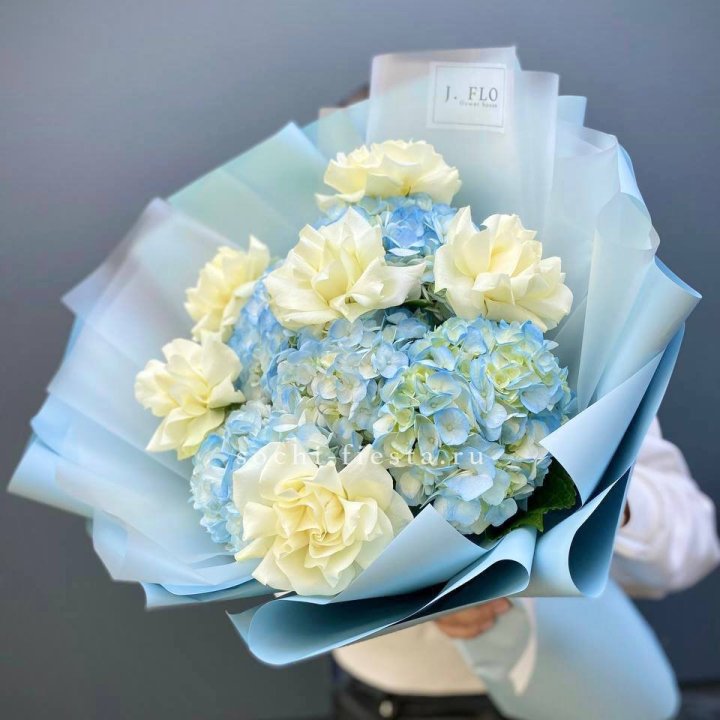  Букет из голубых гортензий и роз  в Владимире