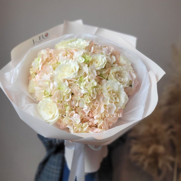  Букет гортензии и роз  в Владимире