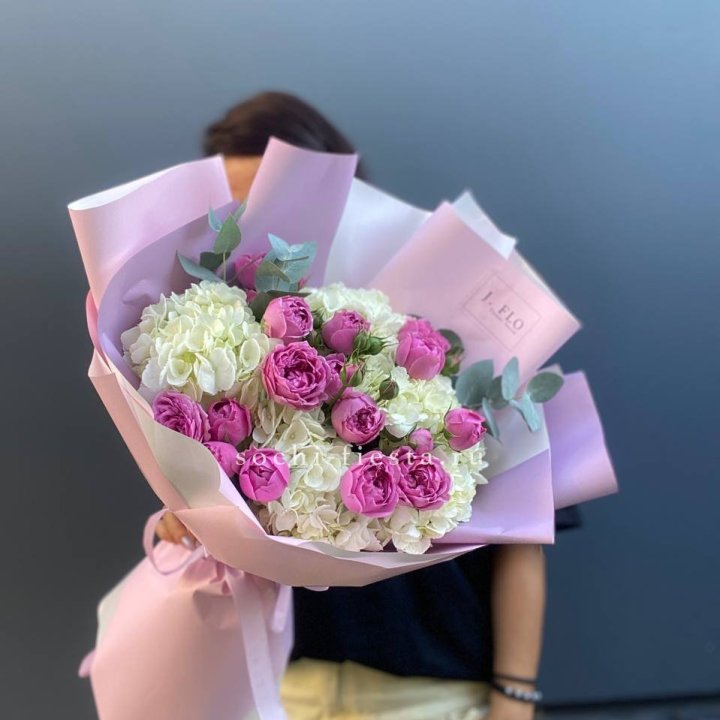 Букет белых гортензий и пионовидных роз  в Владимире