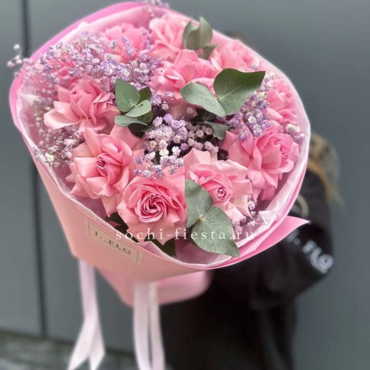 Розовые французские розы с гипсофилой в Владимире