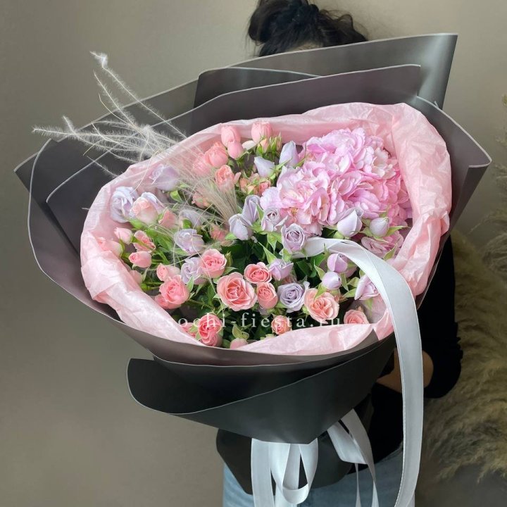  Букет гортензии и роз "Саперави" в Владимире