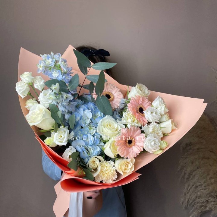  Букет гортензии и роз "Валенсия" в Владимире