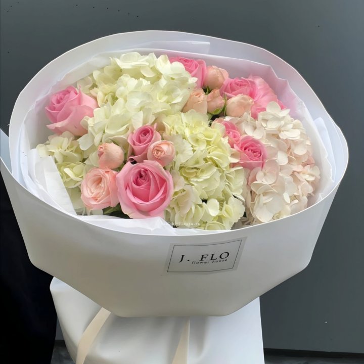  Букет гортензии и роз  "Тиамо" в Владимире