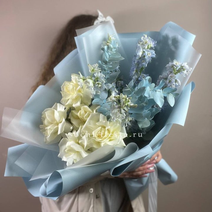 Букет из белых французских роз и дельфиниума в Владимире