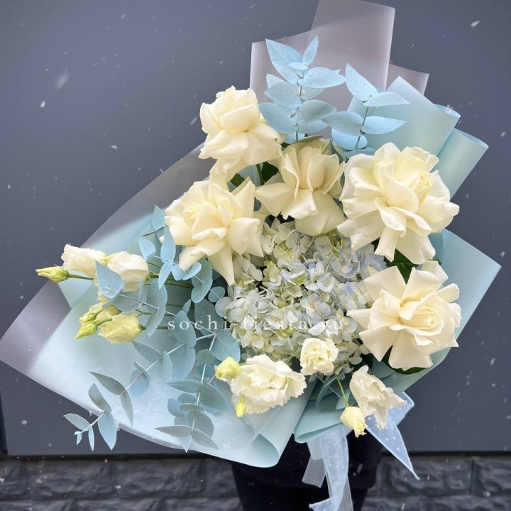 Букет с гортензией и белыми французскими розами в Владимире