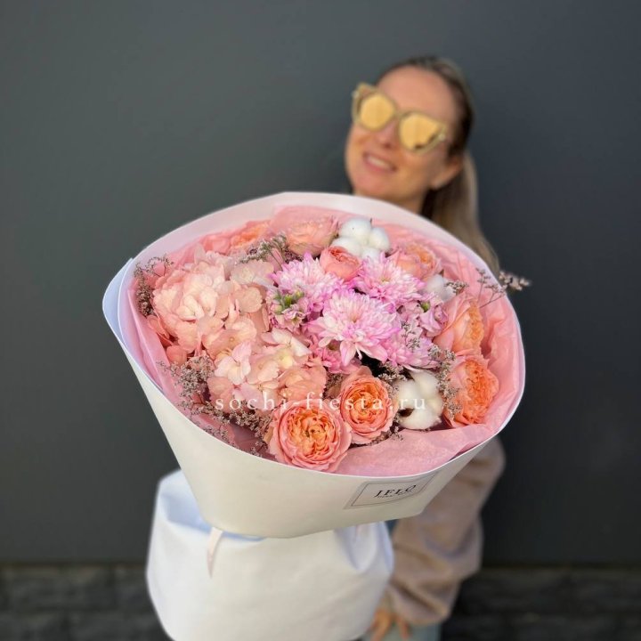 Букет гортензии и кустовых роз  в Владимире