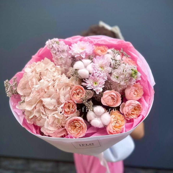 Букет гортензии и кустовых роз "Абрассо" в Владимире