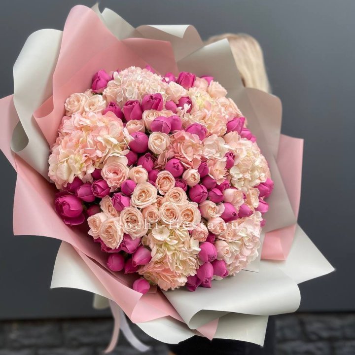 Букет кустовые розы и гортензия в Владимире