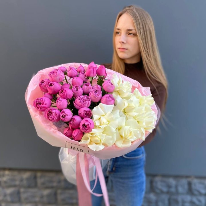 Дуо белых и кустовых роз в Владимире