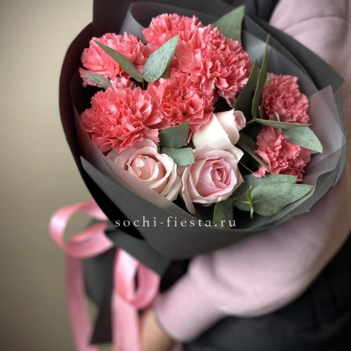 Букет из роз и диантусов "Пенелопа" в Владимире