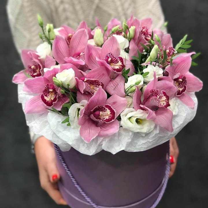 Орхидея и эустома в шляпной коробке в Владимире