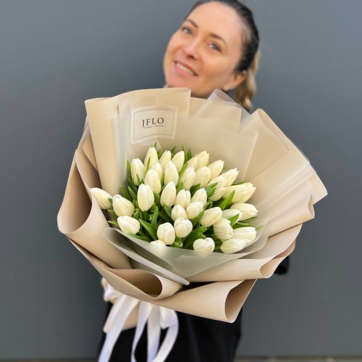 35 белых тюльпанов в Владимире