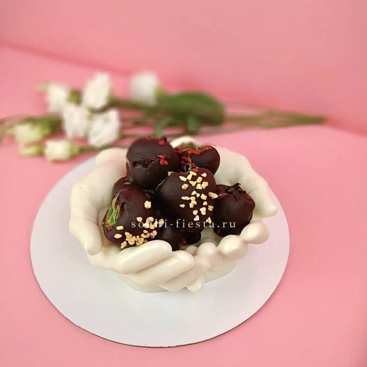 Клубника в шоколаде на шоколадных ладонях  в Владимире