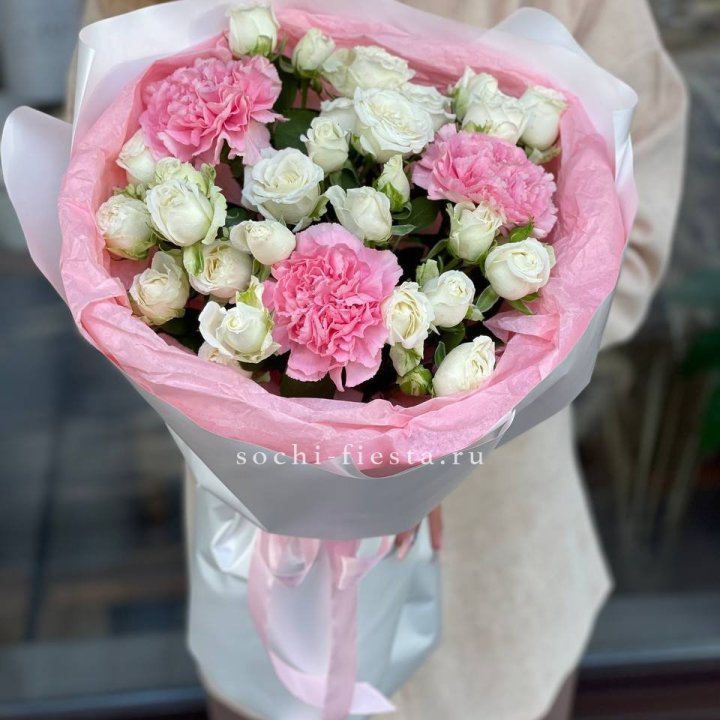 Букет розы с диантусами "Блэш" в Владимире