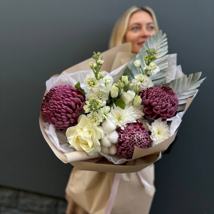 Хризантемы с маттиолой розами эустомой Чика в Владимире