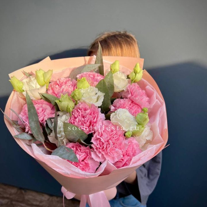 Букет гвоздик и  эустом "Сири" в Владимире