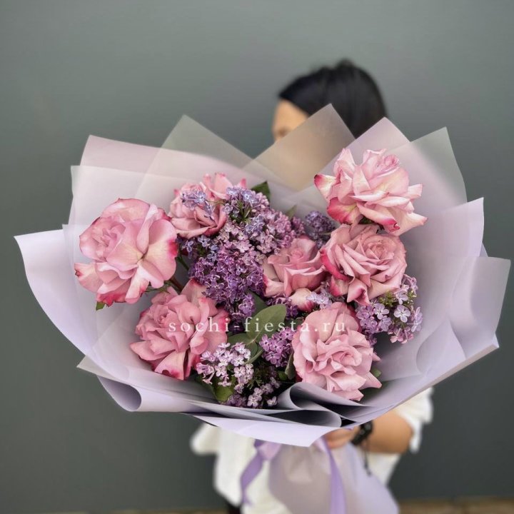 Букет из розовых роз и сирени в Владимире