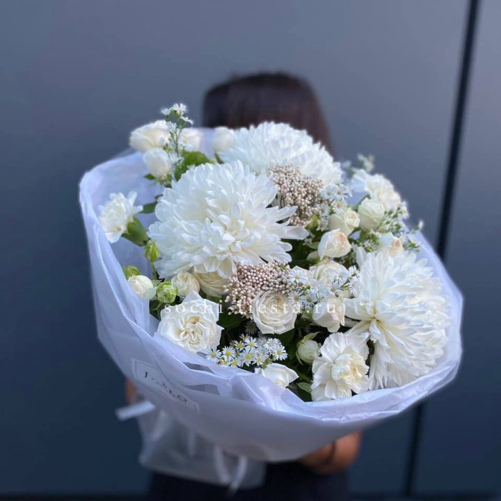 Букет хризантем и роз вайт шотс в Владимире