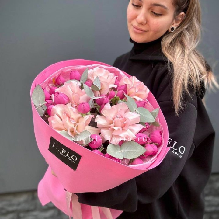 Букет французских и пионовидных роз "Ламиносо" в Владимире