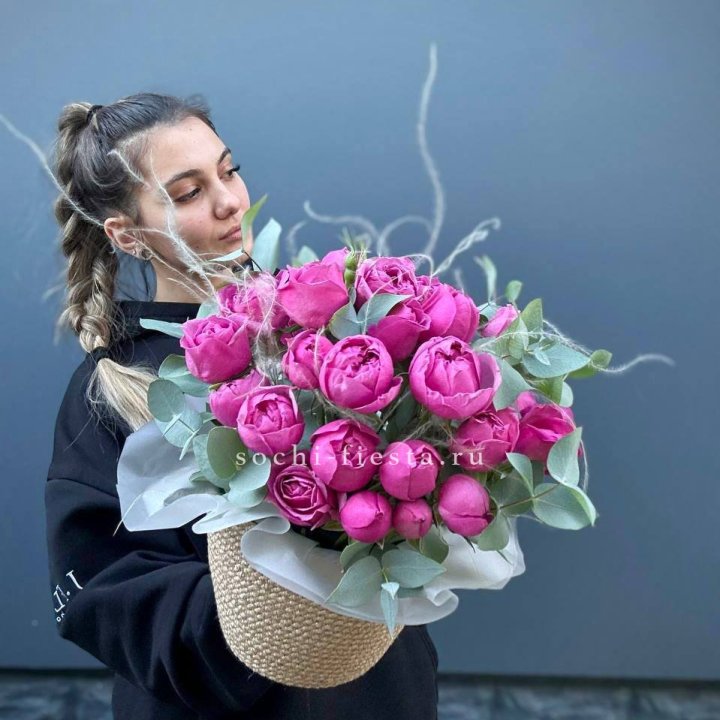 Пионовидные розы  в джутовом кашпо  в Владимире