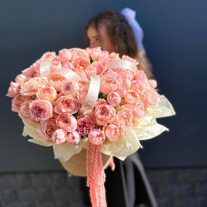 Кустовые розы Джульетта в джутовом кашпо в Владимире