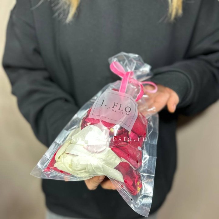 Лепестки роз в Владимире