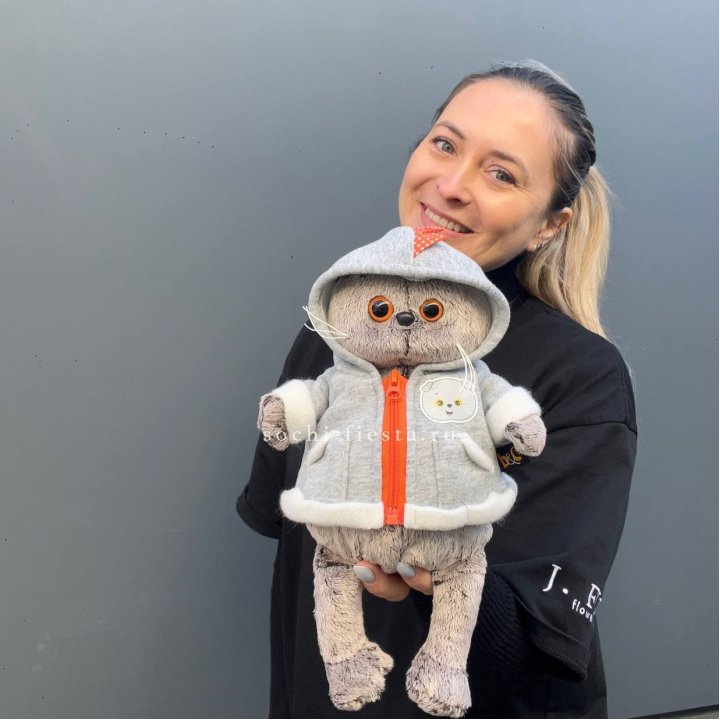 Кот Басик в толстовке в Владимире