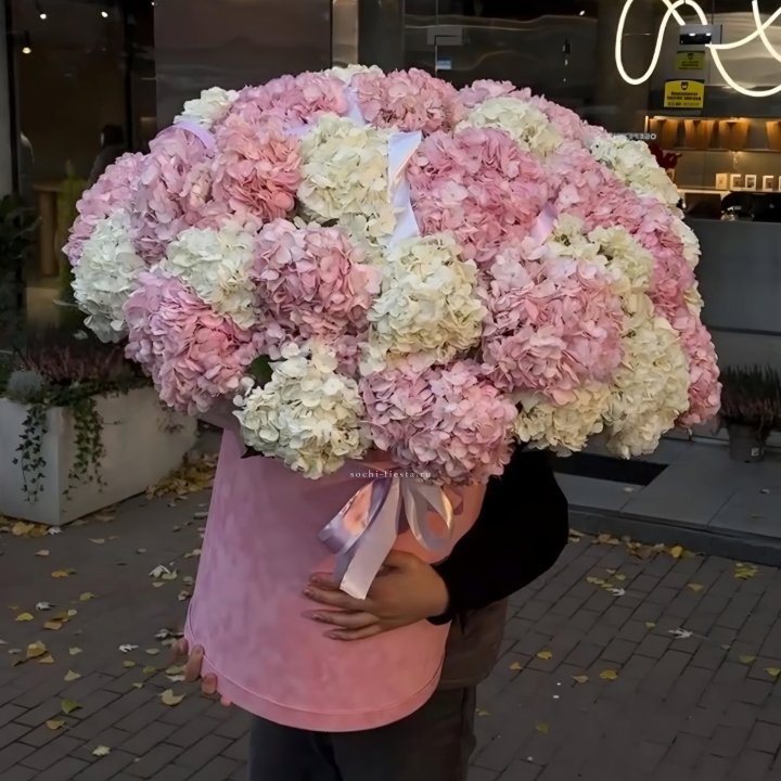Дизайнерский цилиндр с гортензиями  в Владимире