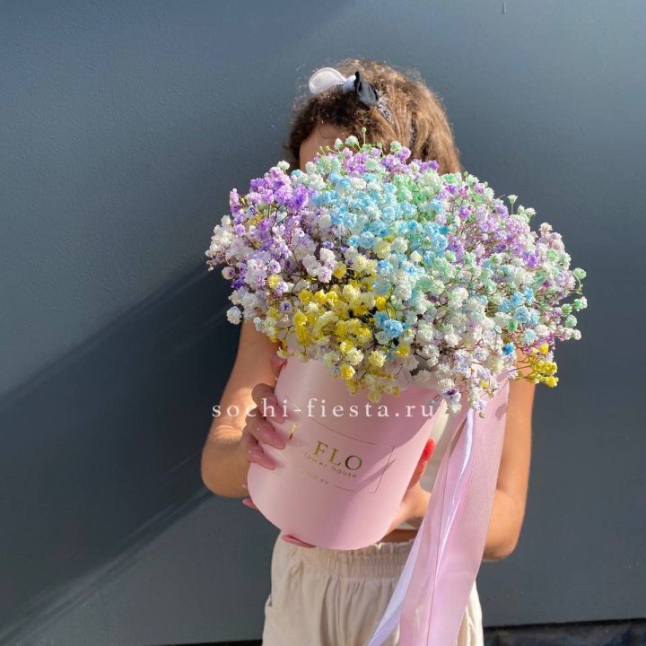 Радужные гипсофилы в шляпной коробке в Владимире