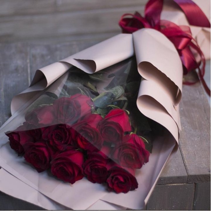 11 голландских роз в оформлении в Владимире