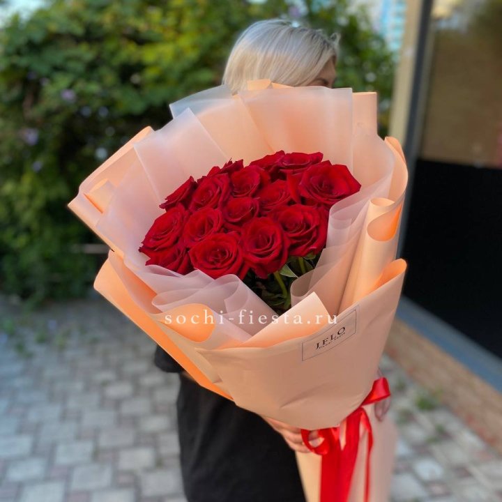 15 голландских роз в оформлении в Владимире