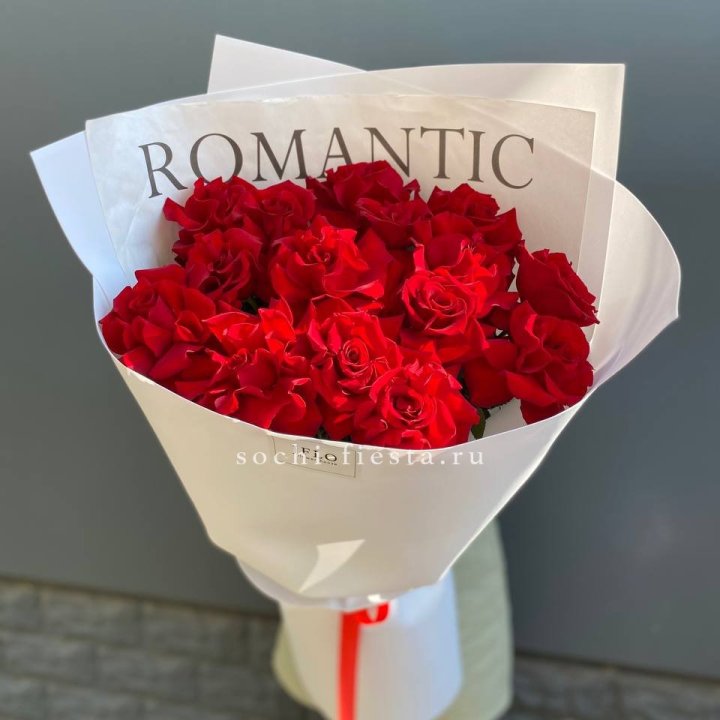 19 высоких роз в оформлении в Владимире