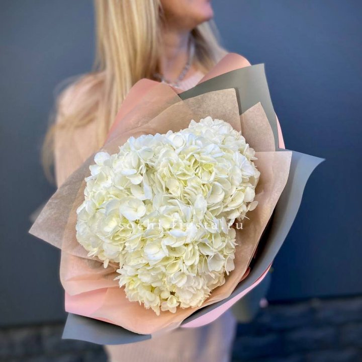 Букет из трёх белых гортензий в Владимире