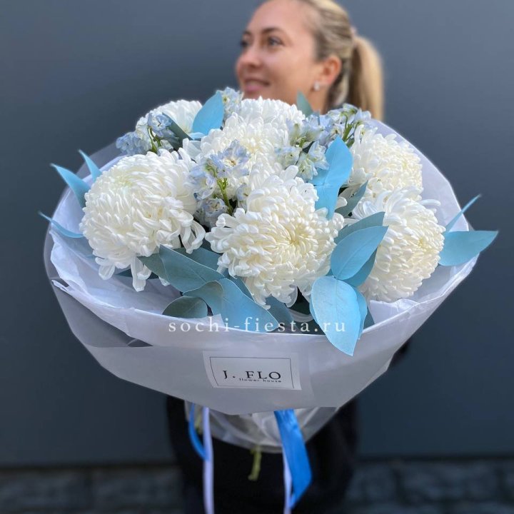 Букет хризантем Бигуди и дельфиниума  в Владимире