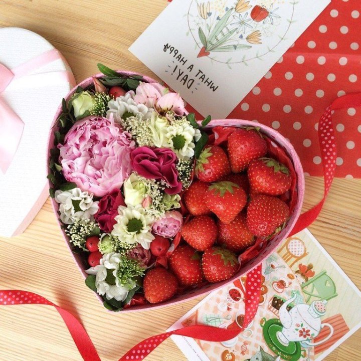 Бокс с клубникой и цветами в Владимире