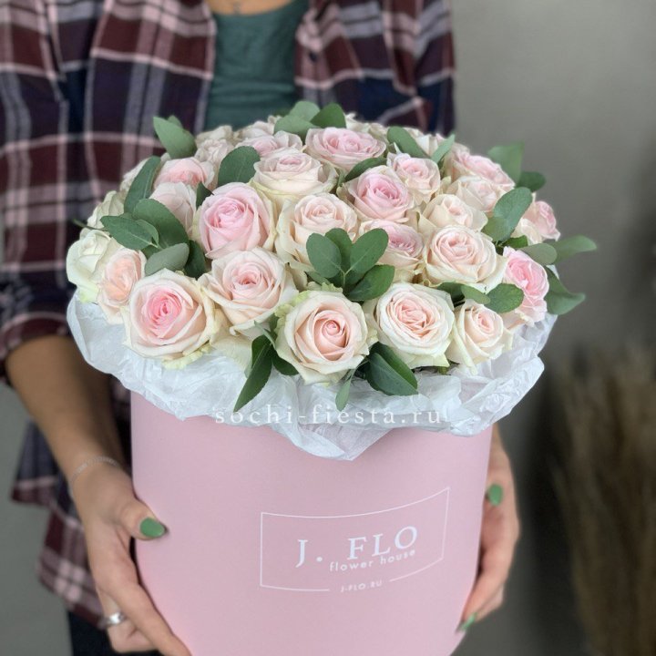 35 розовых роз в цилиндре в Владимире