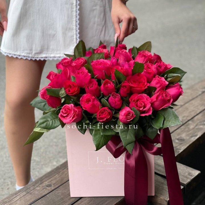 55 алых роз в кубе в Владимире